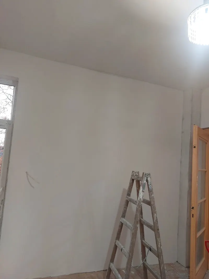 Стая с изшпакловани бели стени